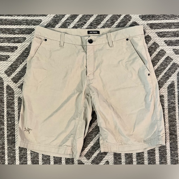 ARC'TERYX Sz 34 Tan 10” Inseam Hiking Shorts Excellent